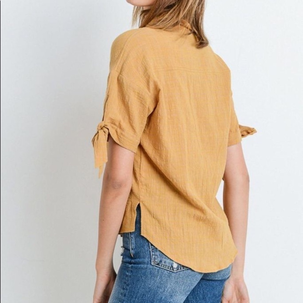 ⭐️Short Sleeve Button Up Top With Tie Sleeve⭐️ - Picture 4 of 6